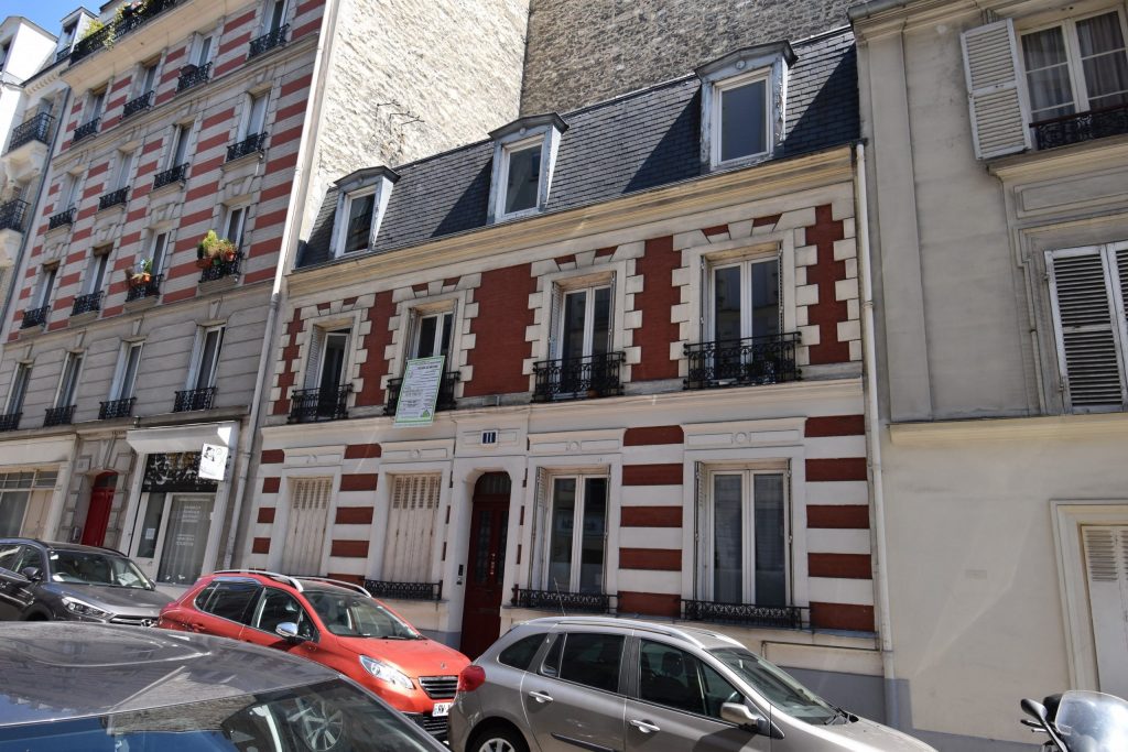 Façade d'appartement rouge et blanche