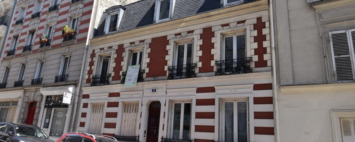 Façade d'appartement rouge et blanche